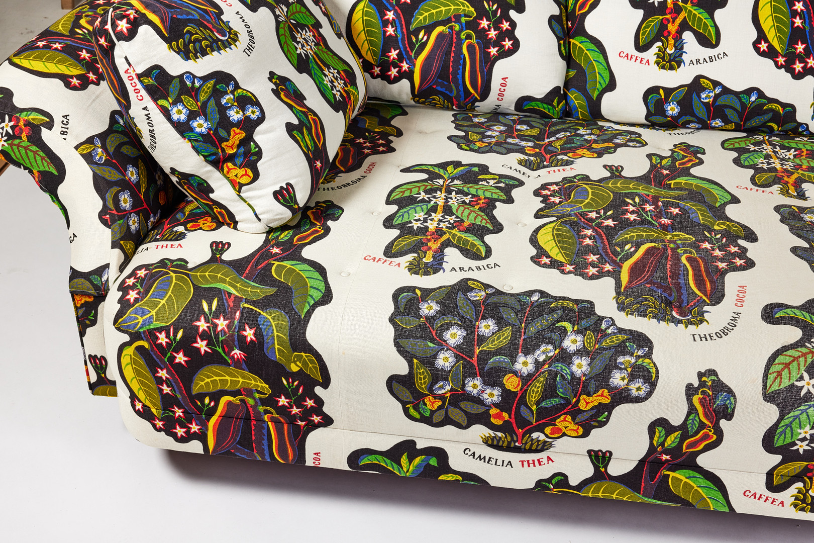 JOSEF FRANK. “Liljevalchssoffan“, soffa, Svenskt Tenn, formgiven 1934, stoppad sits, lösa ryggkuddar, klädd i Josef Frank-kretongen