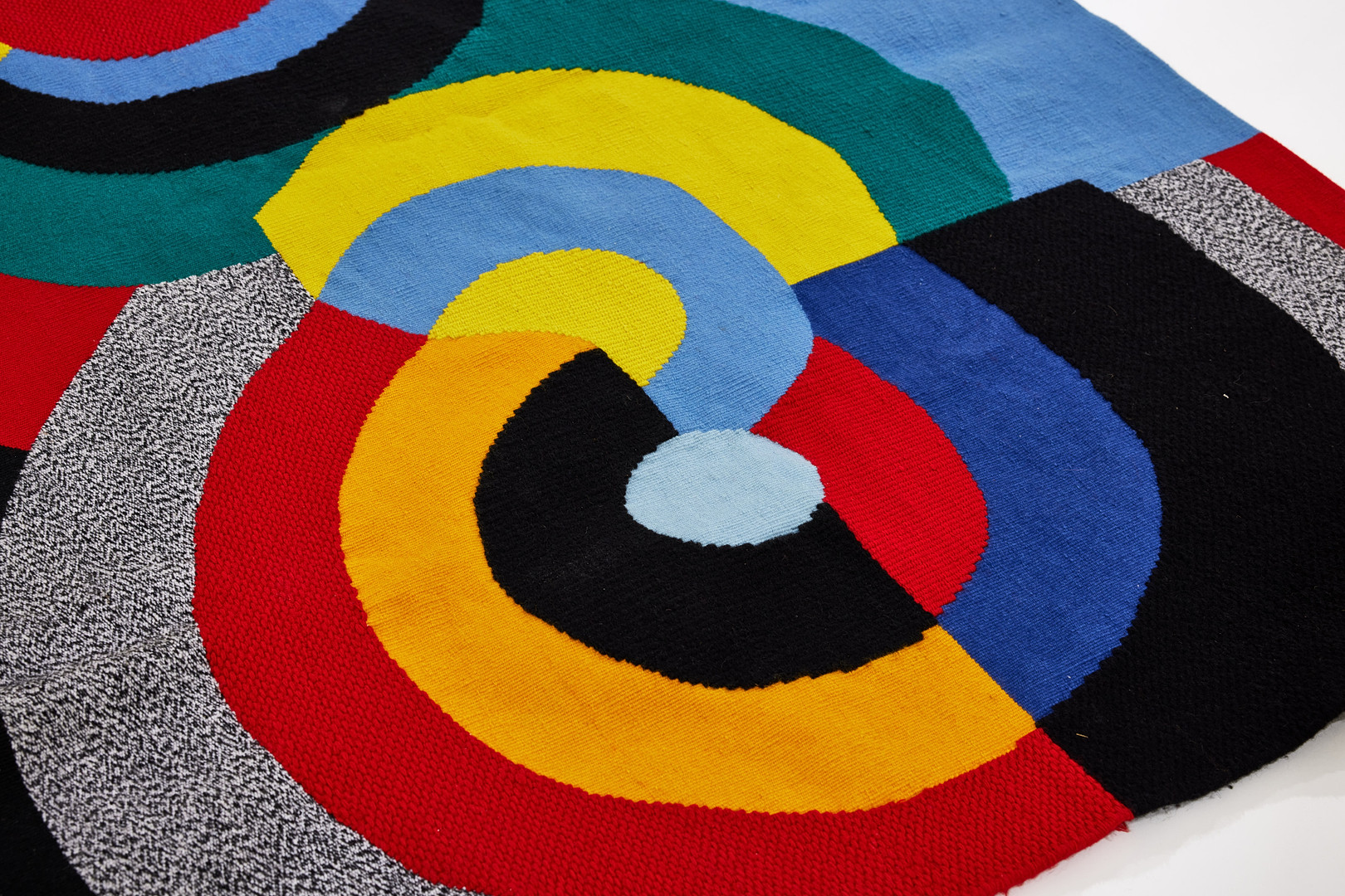 SONIA DELAUNAY. ''Rencontre'', vävd tapet, Pinton Frères, Tapisserie D'Aubusson, Frankrike.