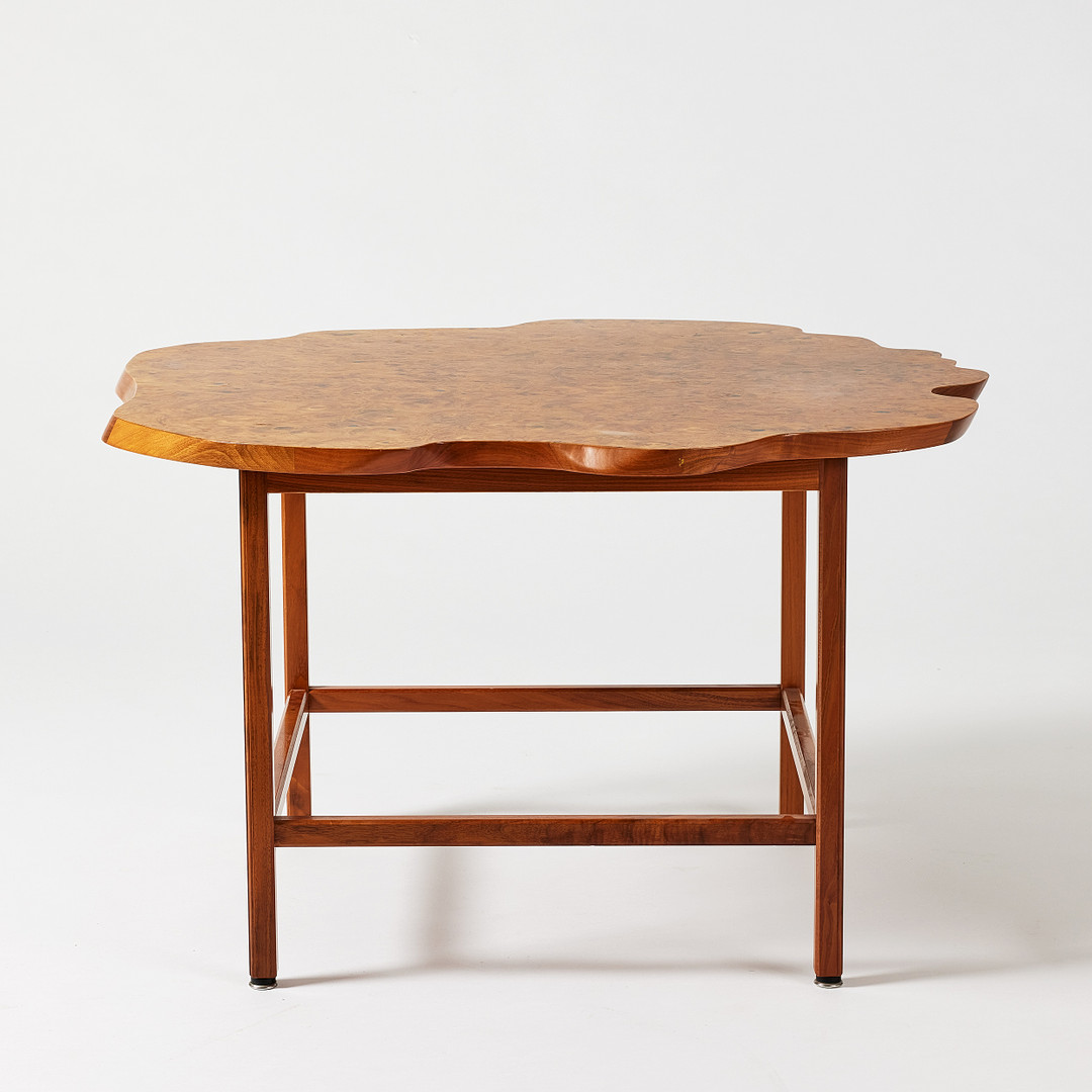 JOSEF FRANK. Soffbord, Svenskt Tenn, modellnummer 1057, benställning av mahogny, oregelbunden skiva fanerad med rot.