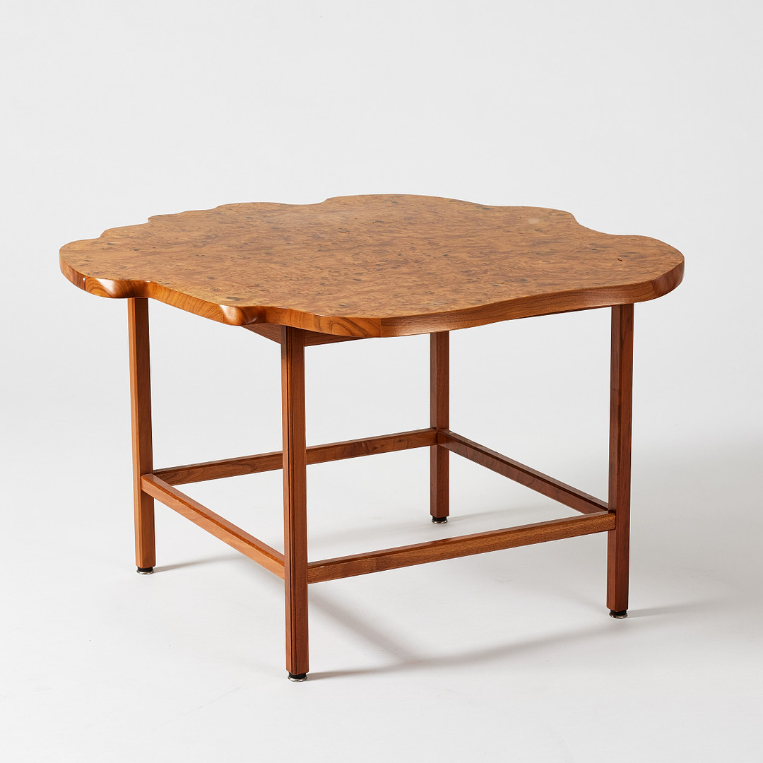 JOSEF FRANK. Soffbord, Svenskt Tenn, modellnummer 1057, benställning av mahogny, oregelbunden skiva fanerad med rot.
