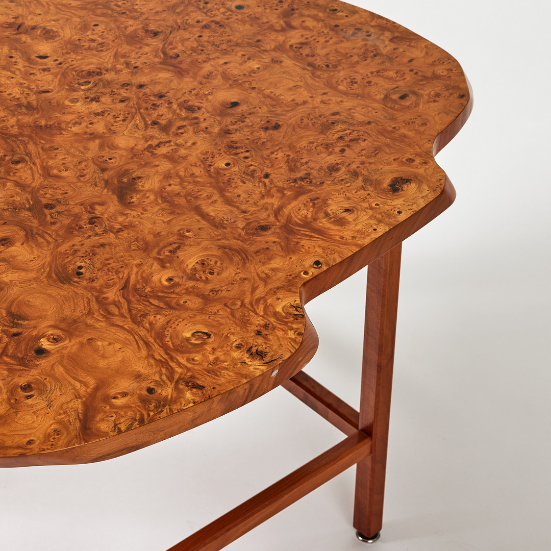 JOSEF FRANK. Soffbord, Svenskt Tenn, modellnummer 1057, benställning av mahogny, oregelbunden skiva fanerad med rot.
