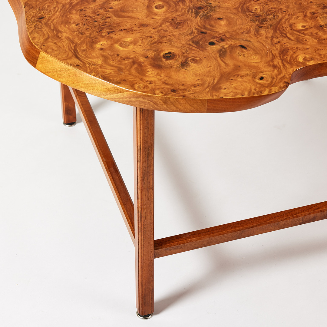 JOSEF FRANK. Soffbord, Svenskt Tenn, modellnummer 1057, benställning av mahogny, oregelbunden skiva fanerad med rot.