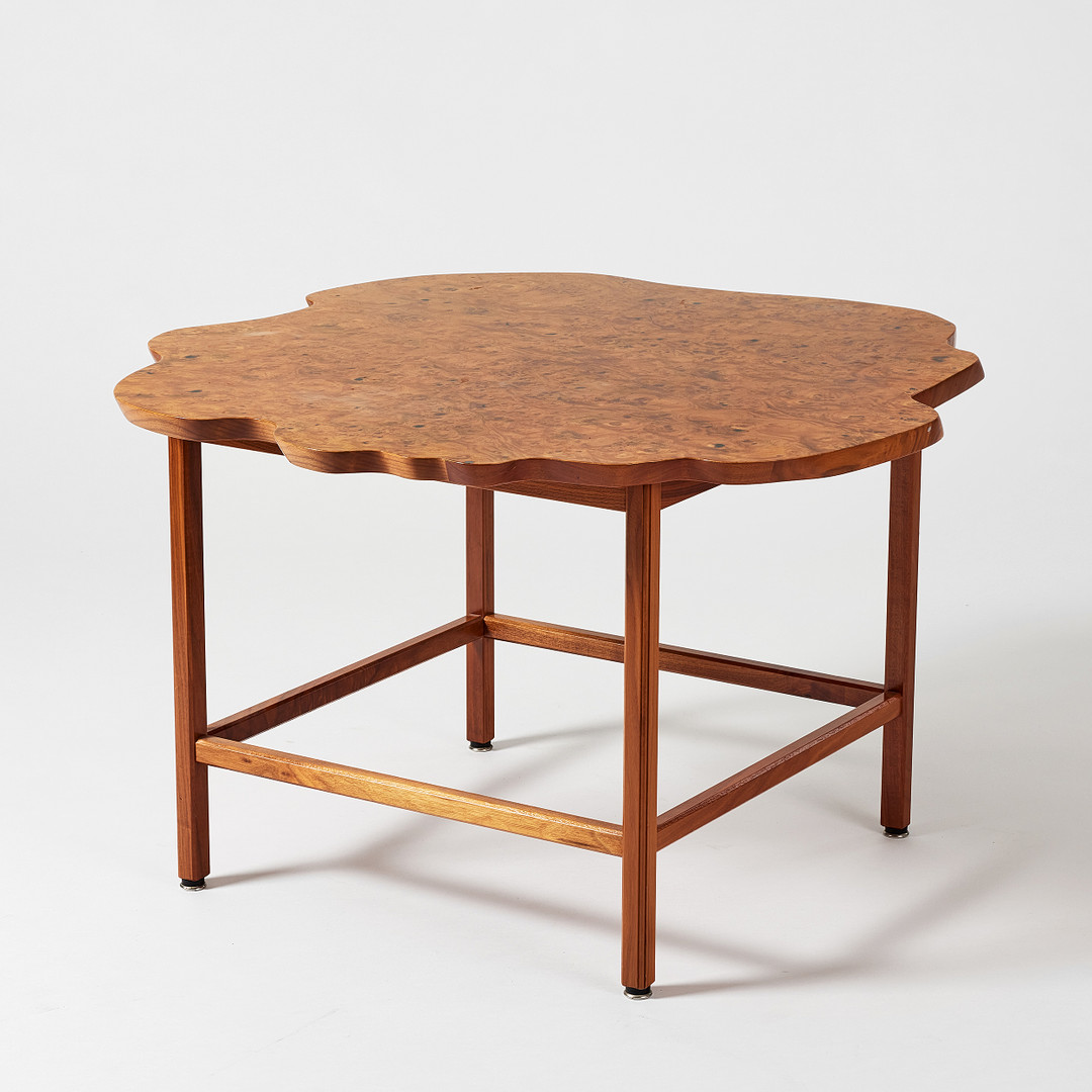 JOSEF FRANK. Soffbord, Svenskt Tenn, modellnummer 1057, benställning av mahogny, oregelbunden skiva fanerad med rot.