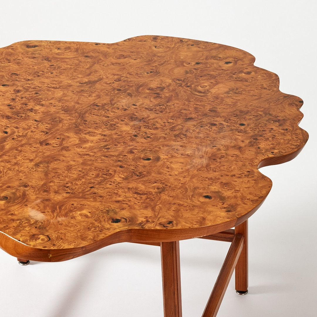 JOSEF FRANK. Soffbord, Svenskt Tenn, modellnummer 1057, benställning av mahogny, oregelbunden skiva fanerad med rot.