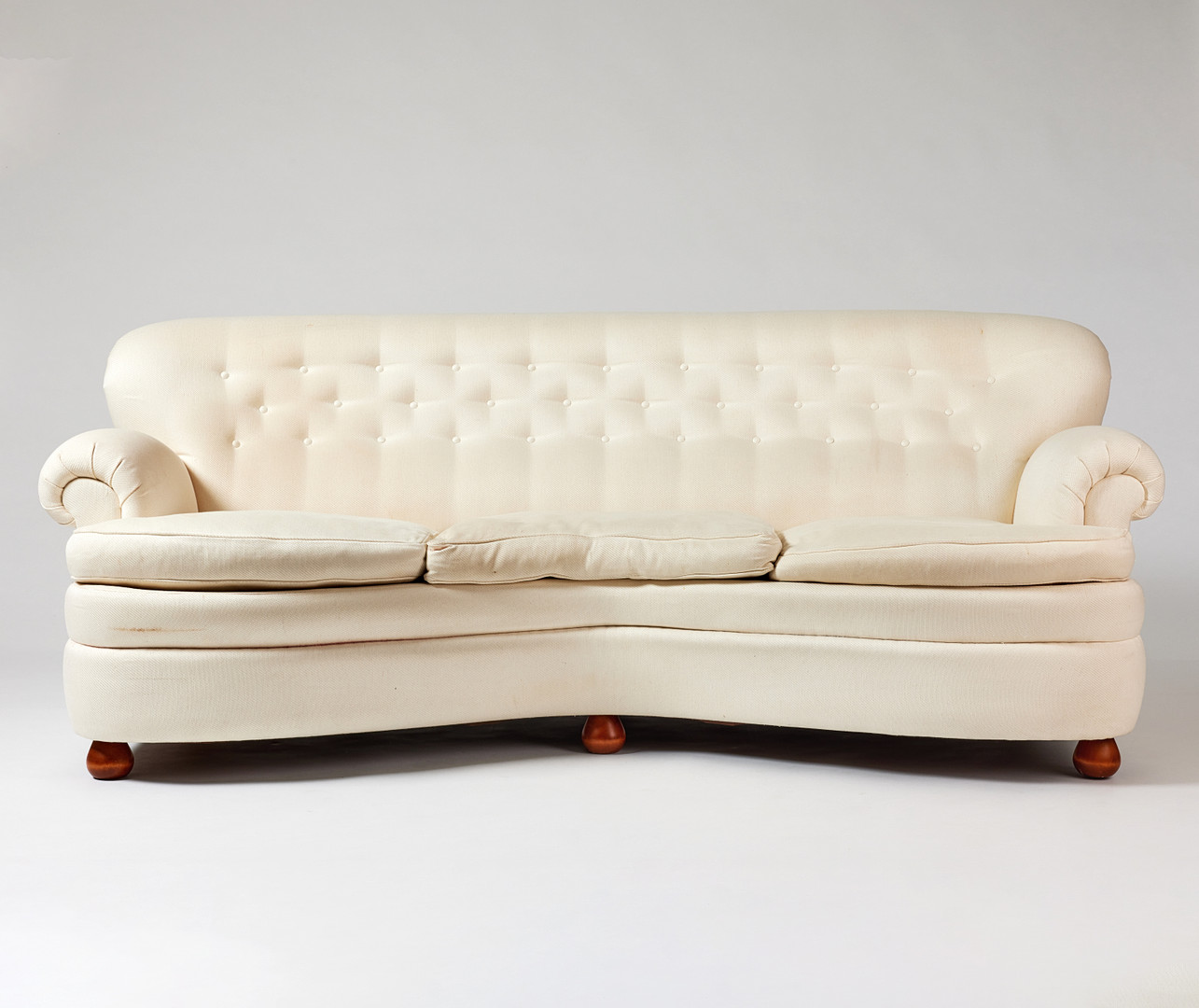 JOSEF FRANK, soffa, Svenskt Tenn, modellnummer 968, tresitsig, kulformade fötter av körsbär, stoppad och klädd i vägen vit, etikettmärkt.