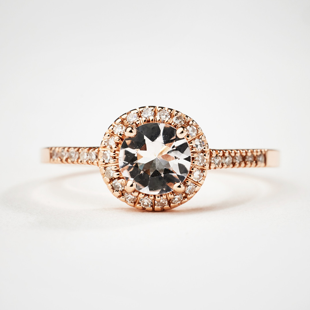 RING, 14 k roséguld, 1 fasettslipad morganit, 1,00 ct, bekransad av samt ringskena med dekor av 30 briljantslipade diamanter, totalt 0,18 ct.