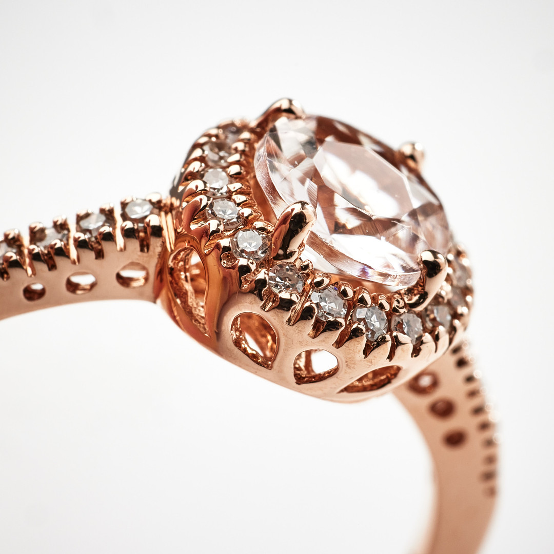 RING, 14 k roséguld, 1 fasettslipad morganit, 1,00 ct, bekransad av samt ringskena med dekor av 30 briljantslipade diamanter, totalt 0,18 ct.