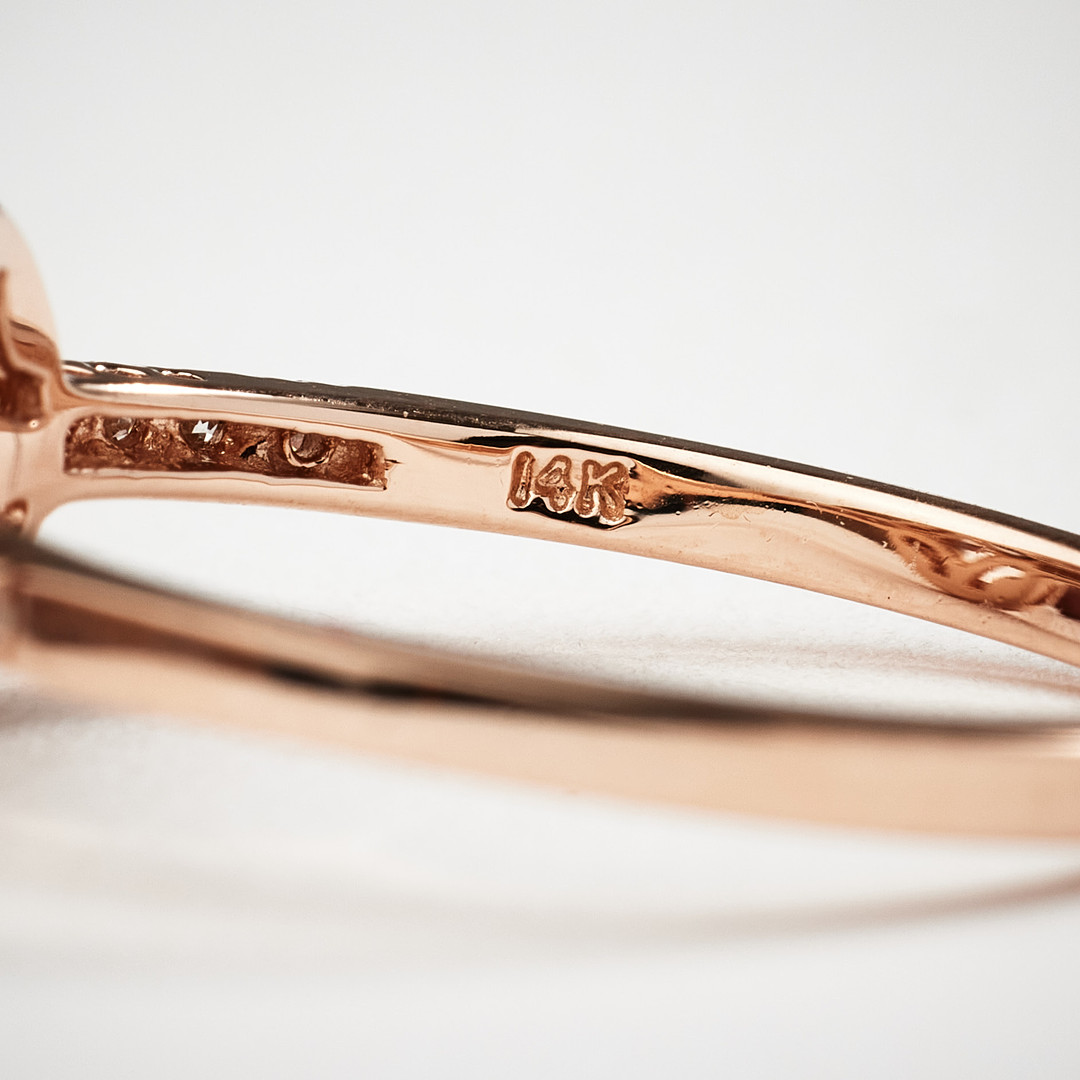 RING, 14 k roséguld, 1 fasettslipad morganit, 1,00 ct, bekransad av samt ringskena med dekor av 30 briljantslipade diamanter, totalt 0,18 ct.