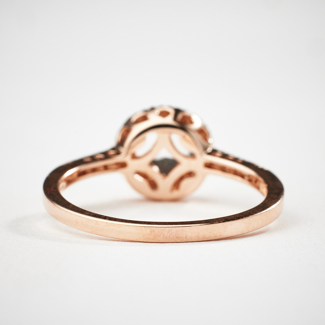 RING, 14 k roséguld, 1 fasettslipad morganit, 1,00 ct, bekransad av samt ringskena med dekor av 30 briljantslipade diamanter, totalt 0,18 ct.