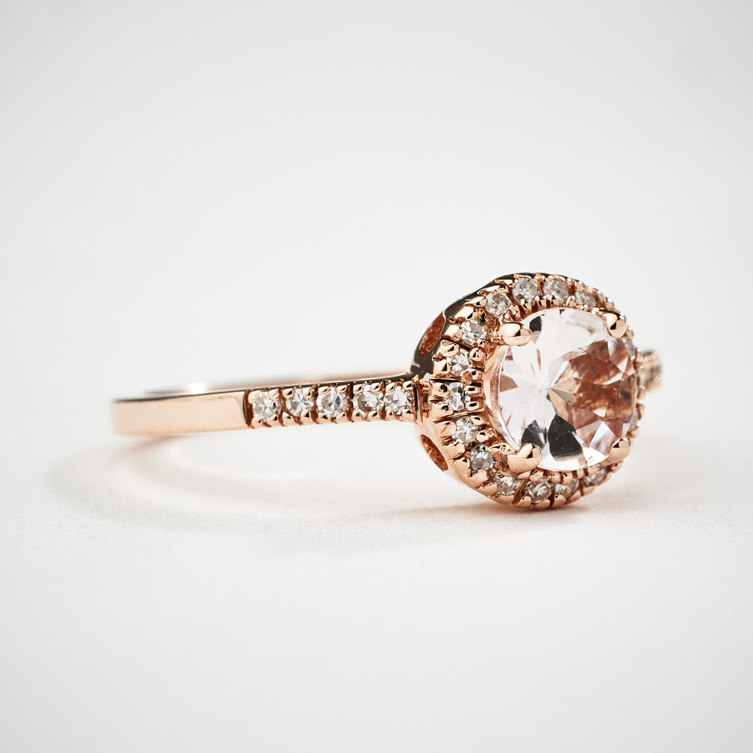 RING, 14 k roséguld, 1 fasettslipad morganit, 1,00 ct, bekransad av samt ringskena med dekor av 30 briljantslipade diamanter, totalt 0,18 ct.