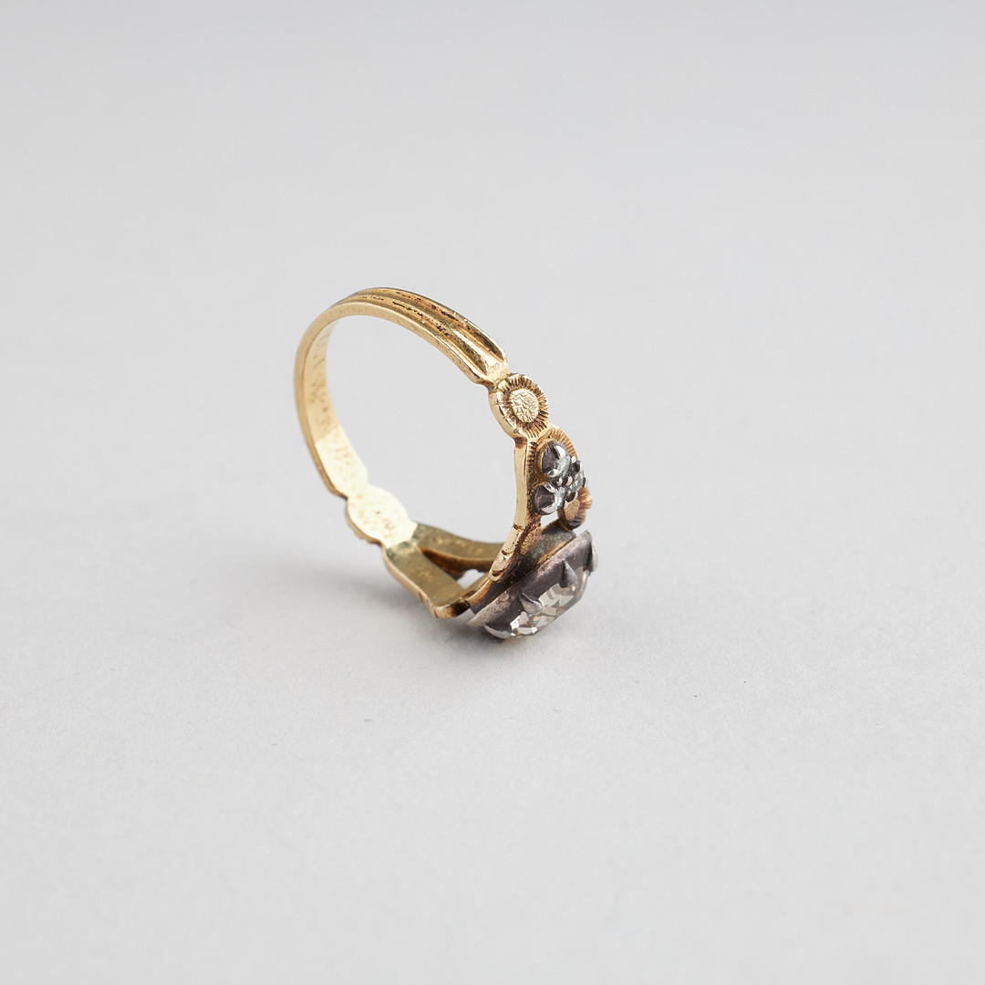 RING, gammalslipad diamant, silver, guld, England.