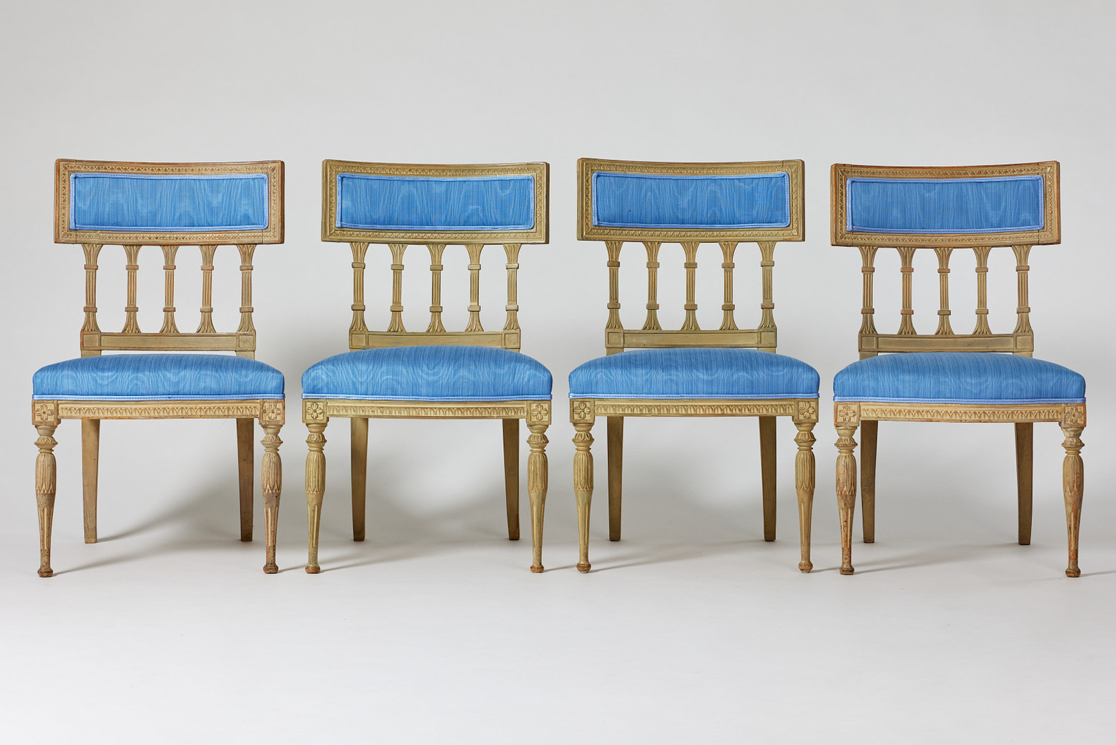 STOLAR, fyra stycken, sengustavianska stockholmsarbeten, varav en av Ephraim Ståhl (stolmakare i Stockholm 1794-1820/21, kunglig hovstolmakare 1800-1809), signerad ES, samt sex stycken senare kopior från 1900-talet.
