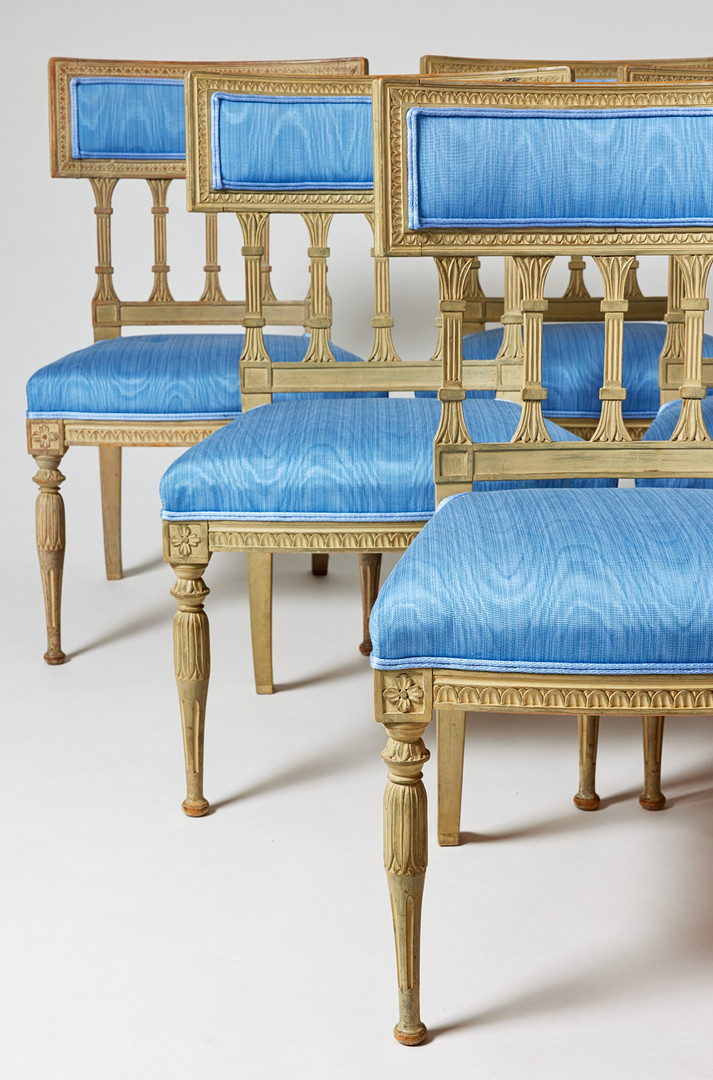 STOLAR, fyra stycken, sengustavianska stockholmsarbeten, varav en av Ephraim Ståhl (stolmakare i Stockholm 1794-1820/21, kunglig hovstolmakare 1800-1809), signerad ES, samt sex stycken senare kopior från 1900-talet.
