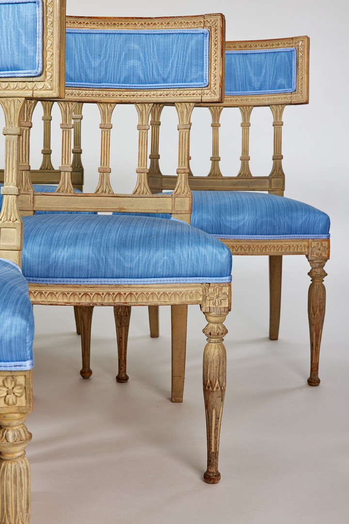 STOLAR, fyra stycken, sengustavianska stockholmsarbeten, varav en av Ephraim Ståhl (stolmakare i Stockholm 1794-1820/21, kunglig hovstolmakare 1800-1809), signerad ES, samt sex stycken senare kopior från 1900-talet.