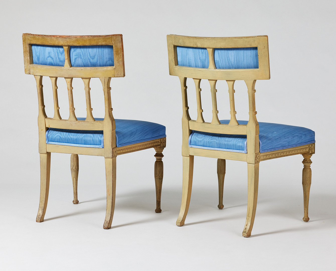 STOLAR, fyra stycken, sengustavianska stockholmsarbeten, varav en av Ephraim Ståhl (stolmakare i Stockholm 1794-1820/21, kunglig hovstolmakare 1800-1809), signerad ES, samt sex stycken senare kopior från 1900-talet.