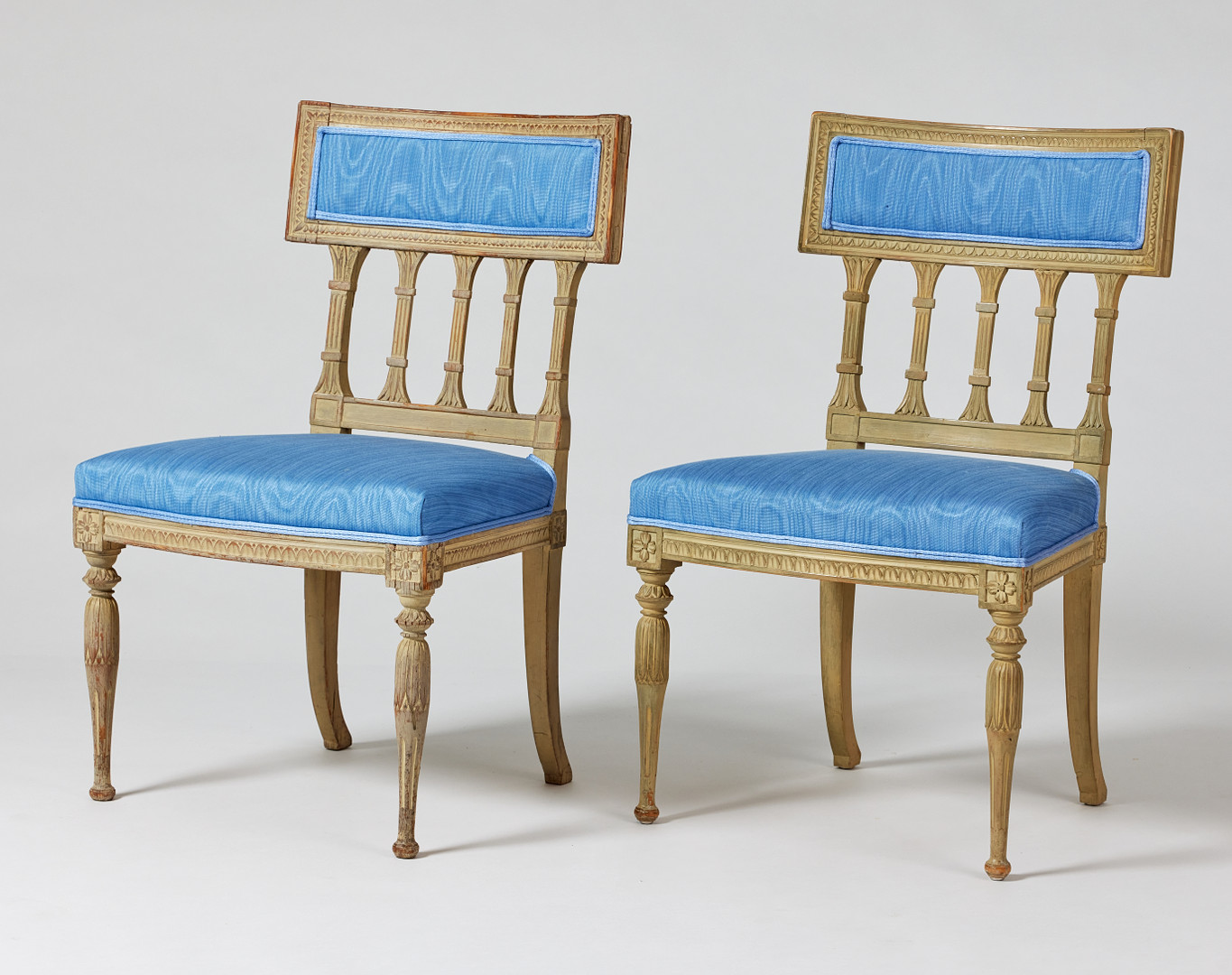 STOLAR, fyra stycken, sengustavianska stockholmsarbeten, varav en av Ephraim Ståhl (stolmakare i Stockholm 1794-1820/21, kunglig hovstolmakare 1800-1809), signerad ES, samt sex stycken senare kopior från 1900-talet.