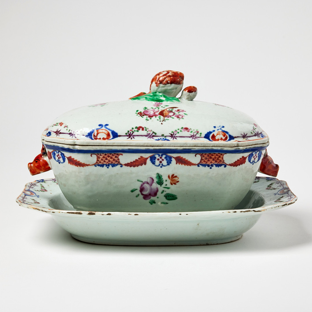 TERRIN MED UNDERFAT, porslin, Kina, Qianlong (1736-1795), europeiserande dekor av strödda blommor, hänklar i form av svinhuvuden, fatet med konturerat brätte och girland i emaljfärger.
