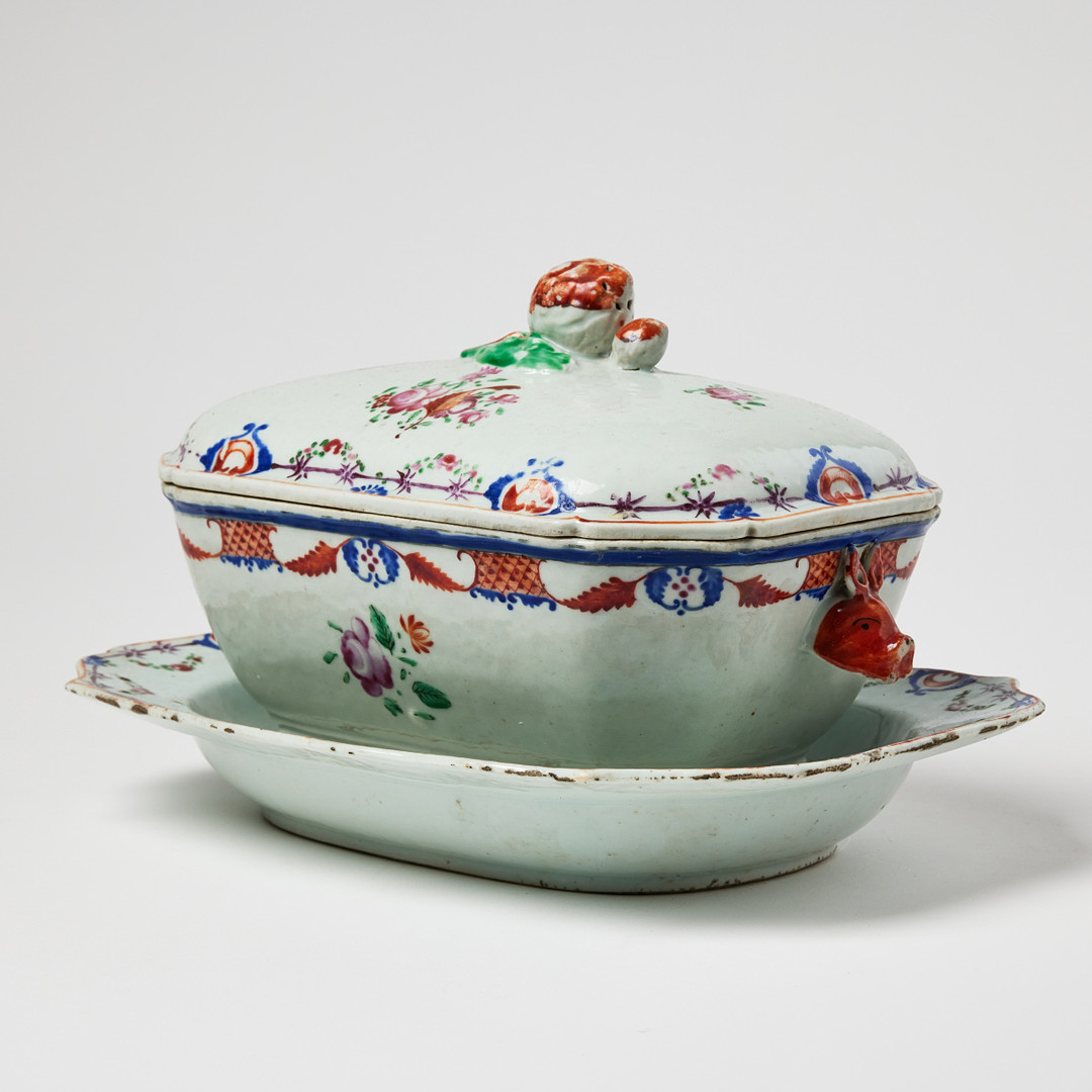 TERRIN MED UNDERFAT, porslin, Kina, Qianlong (1736-1795), europeiserande dekor av strödda blommor, hänklar i form av svinhuvuden, fatet med konturerat brätte och girland i emaljfärger.