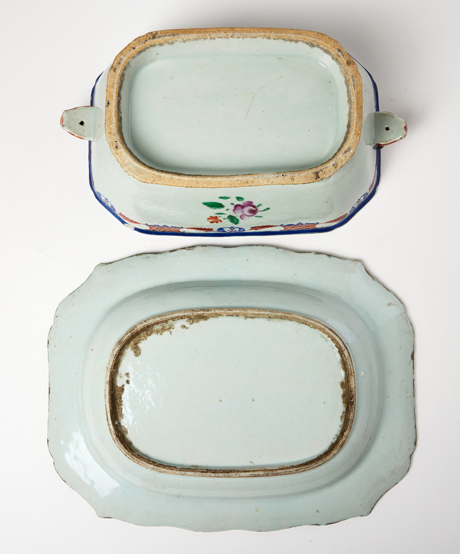 TERRIN MED UNDERFAT, porslin, Kina, Qianlong (1736-1795), europeiserande dekor av strödda blommor, hänklar i form av svinhuvuden, fatet med konturerat brätte och girland i emaljfärger.