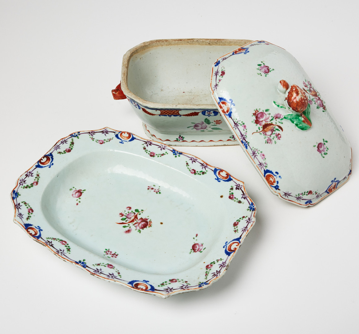TERRIN MED UNDERFAT, porslin, Kina, Qianlong (1736-1795), europeiserande dekor av strödda blommor, hänklar i form av svinhuvuden, fatet med konturerat brätte och girland i emaljfärger.