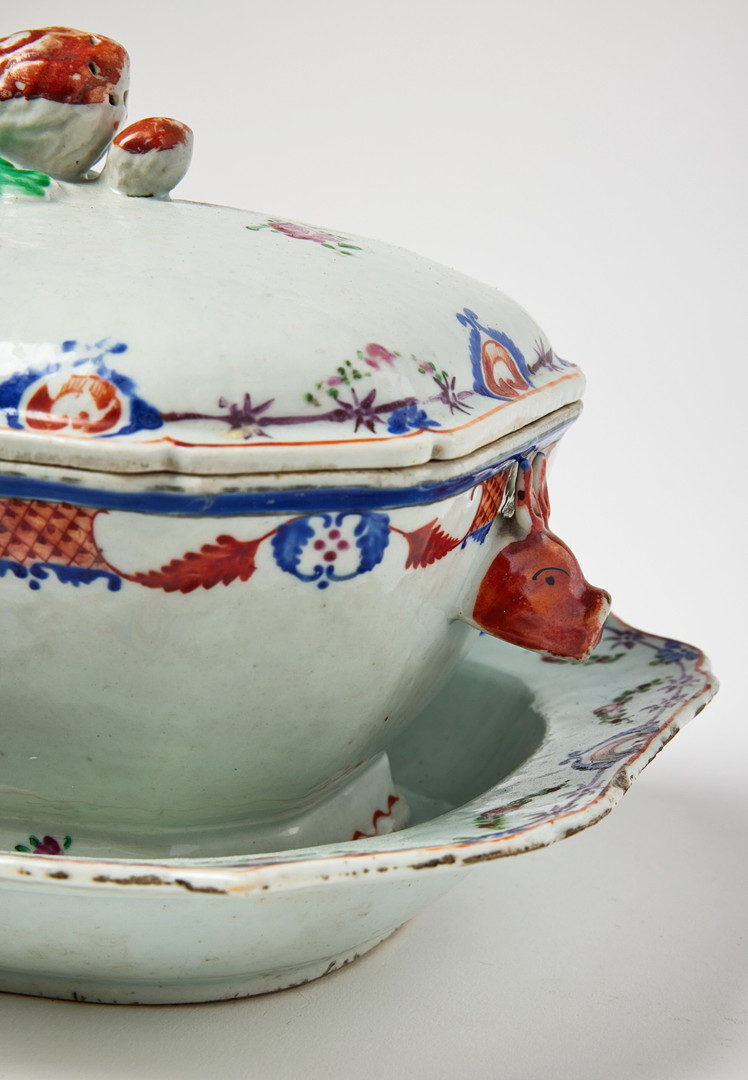 TERRIN MED UNDERFAT, porslin, Kina, Qianlong (1736-1795), europeiserande dekor av strödda blommor, hänklar i form av svinhuvuden, fatet med konturerat brätte och girland i emaljfärger.