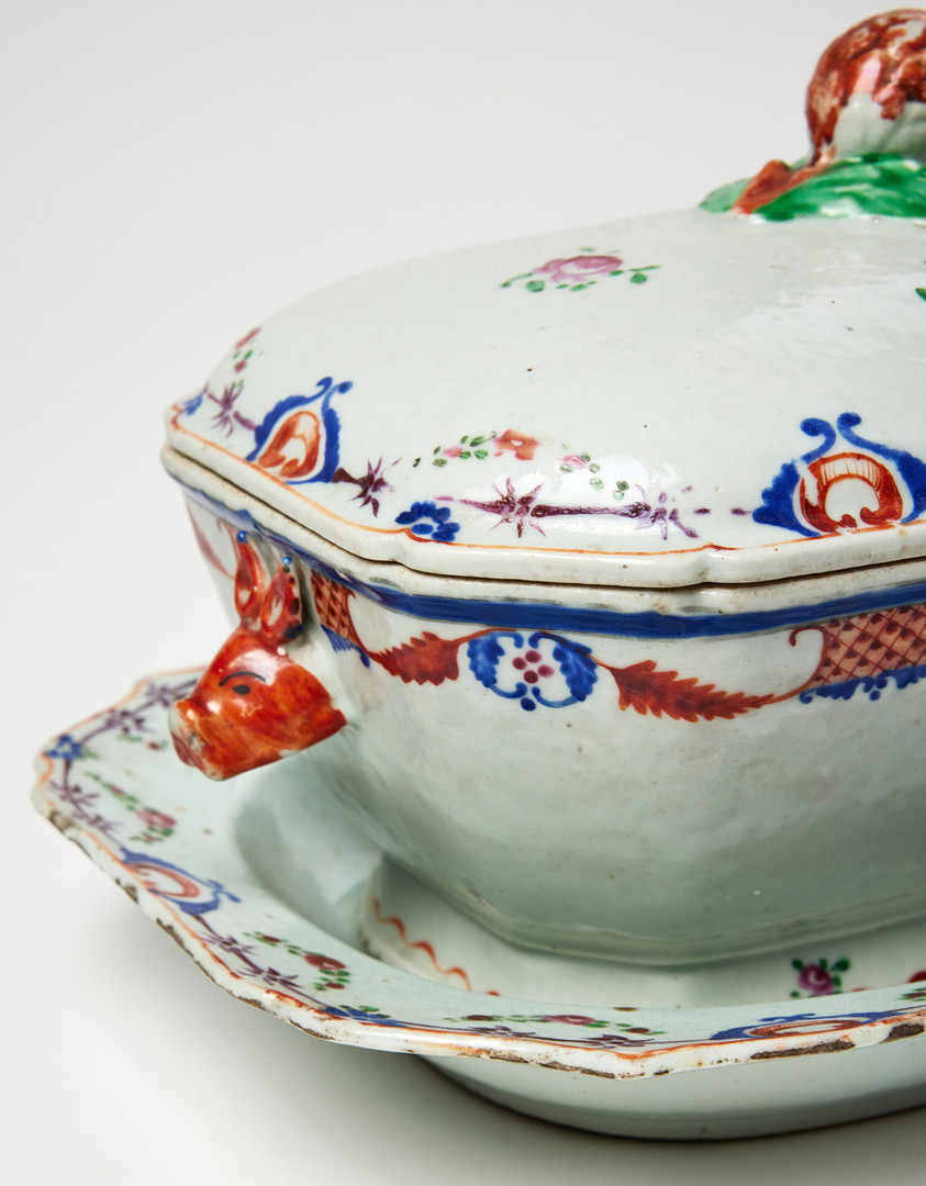 TERRIN MED UNDERFAT, porslin, Kina, Qianlong (1736-1795), europeiserande dekor av strödda blommor, hänklar i form av svinhuvuden, fatet med konturerat brätte och girland i emaljfärger.