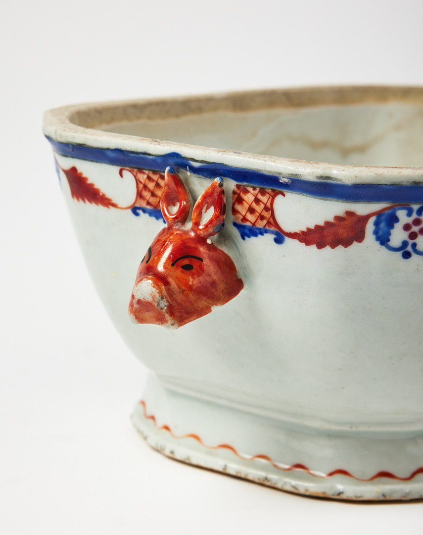 TERRIN MED UNDERFAT, porslin, Kina, Qianlong (1736-1795), europeiserande dekor av strödda blommor, hänklar i form av svinhuvuden, fatet med konturerat brätte och girland i emaljfärger.