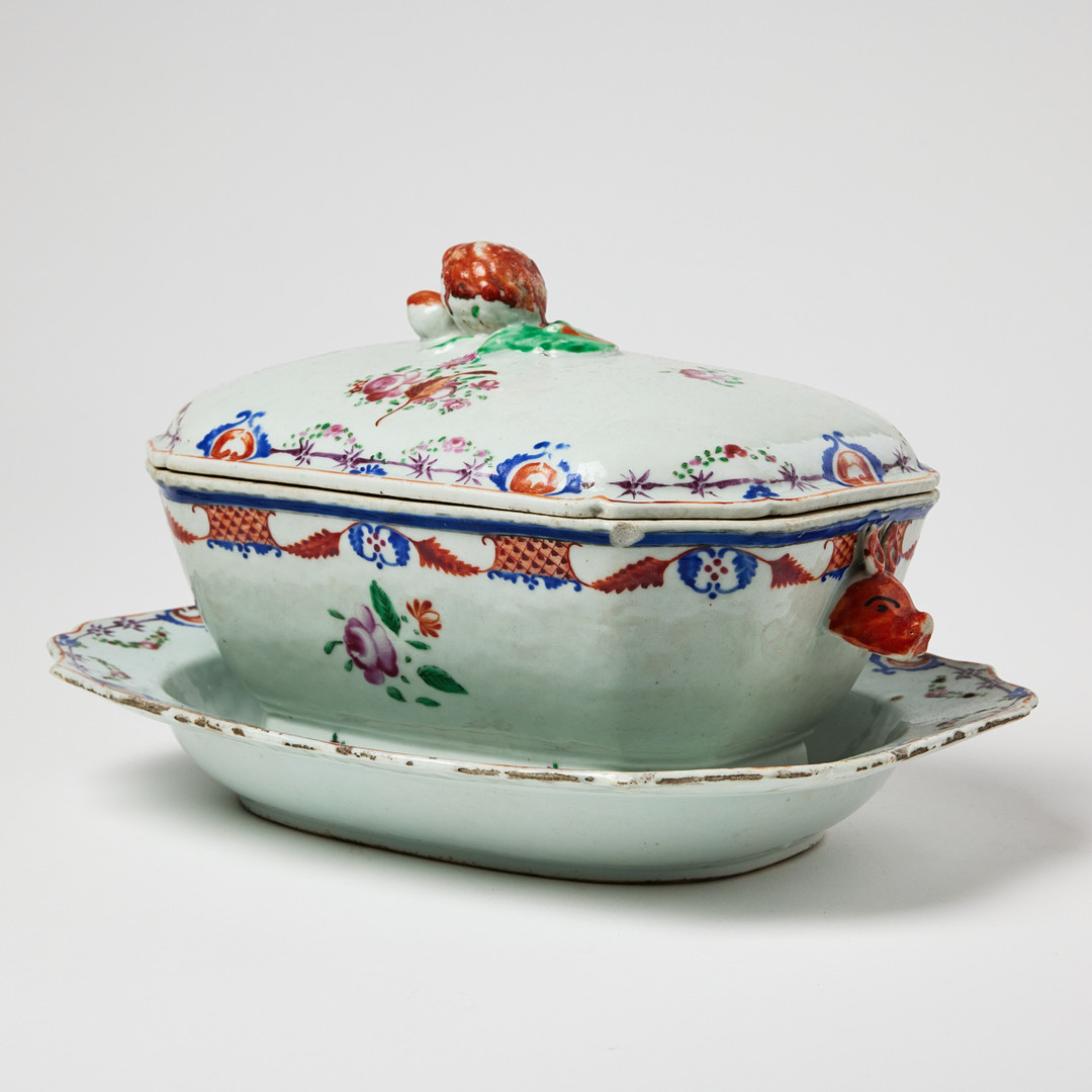 TERRIN MED UNDERFAT, porslin, Kina, Qianlong (1736-1795), europeiserande dekor av strödda blommor, hänklar i form av svinhuvuden, fatet med konturerat brätte och girland i emaljfärger.