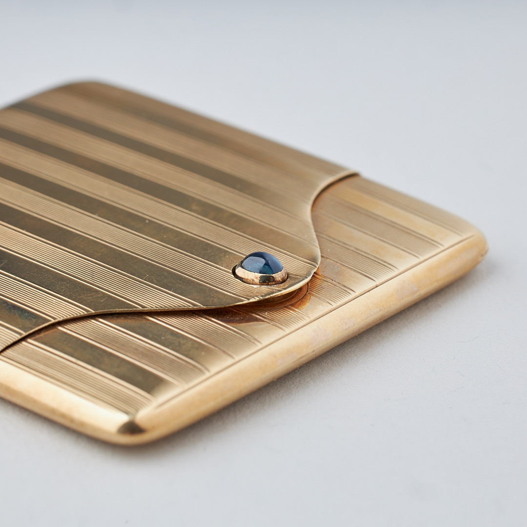 GULDETUI, cabochonslipad safir, 14K guld.