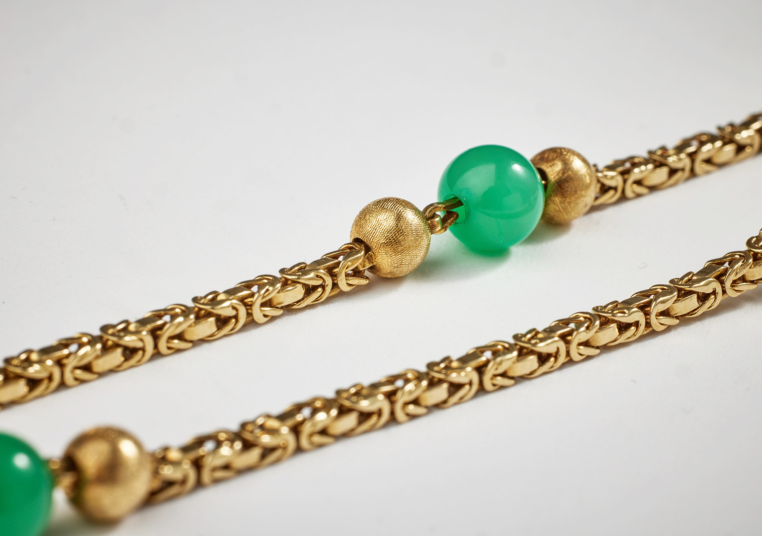 HALSBAND, 18 k guld, kungakedja med mellanliggande odlade saltvattenspärlor, samt pärlor av krysopras.