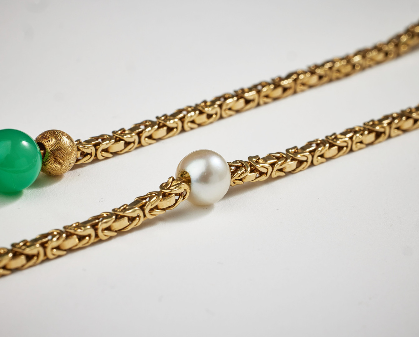 HALSBAND, 18 k guld, kungakedja med mellanliggande odlade saltvattenspärlor, samt pärlor av krysopras.