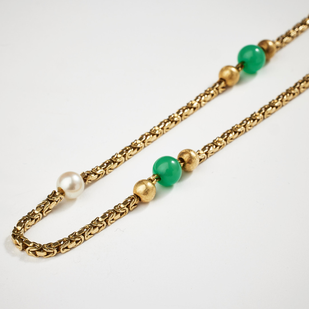 HALSBAND, 18 k guld, kungakedja med mellanliggande odlade saltvattenspärlor, samt pärlor av krysopras.