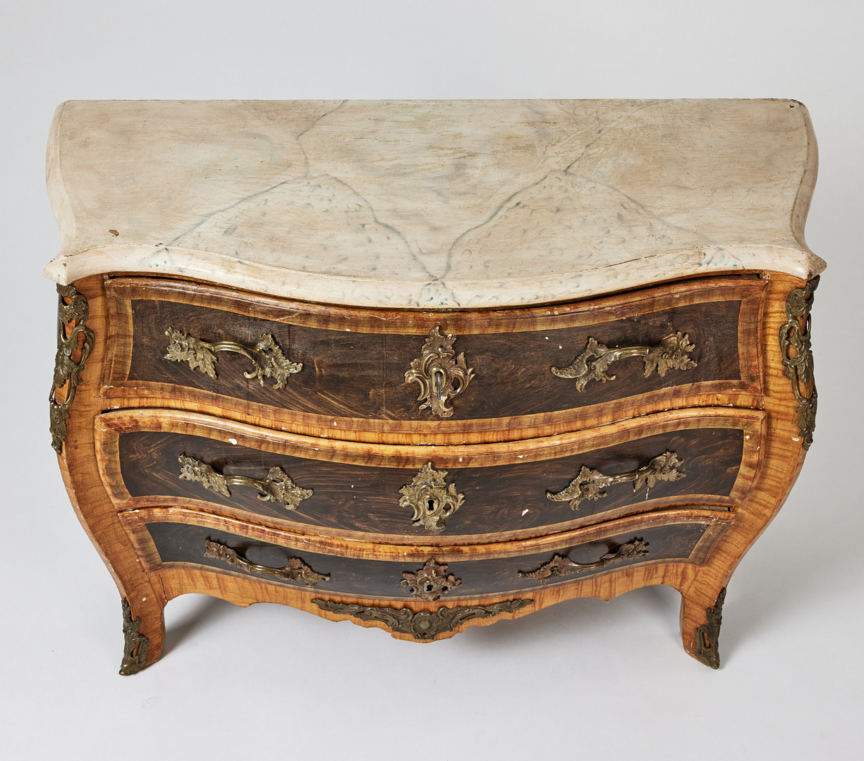 BYRÅ, rokoko, sannolikt stockholmsarbete, 1700-talets andra hälft, imitationsmålad, bakstycket märkt E H.
