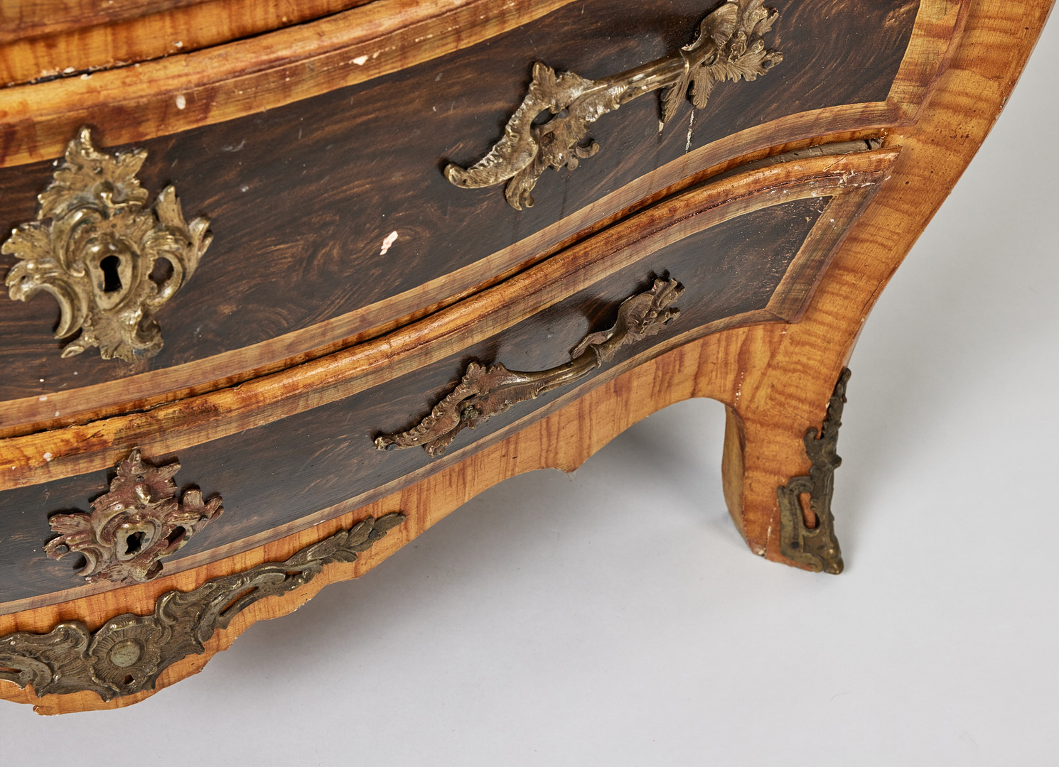 BYRÅ, rokoko, sannolikt stockholmsarbete, 1700-talets andra hälft, imitationsmålad, bakstycket märkt E H.