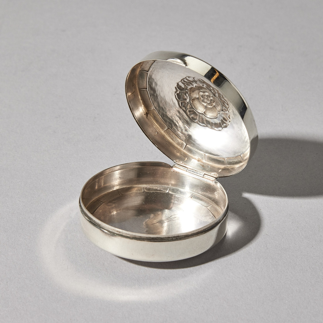 GEORG JENSEN. Pillerdosa, sterling silver, Köpenhamn 1900-tal. Modell nr 78 H.