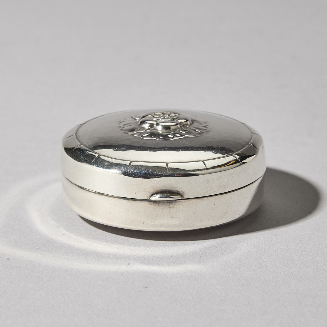 GEORG JENSEN. Pillerdosa, sterling silver, Köpenhamn 1900-tal. Modell nr 78 H.