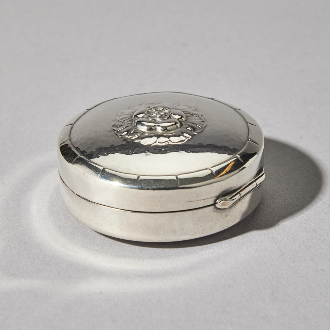 GEORG JENSEN. Pillerdosa, sterling silver, Köpenhamn 1900-tal. Modell nr 78 H.