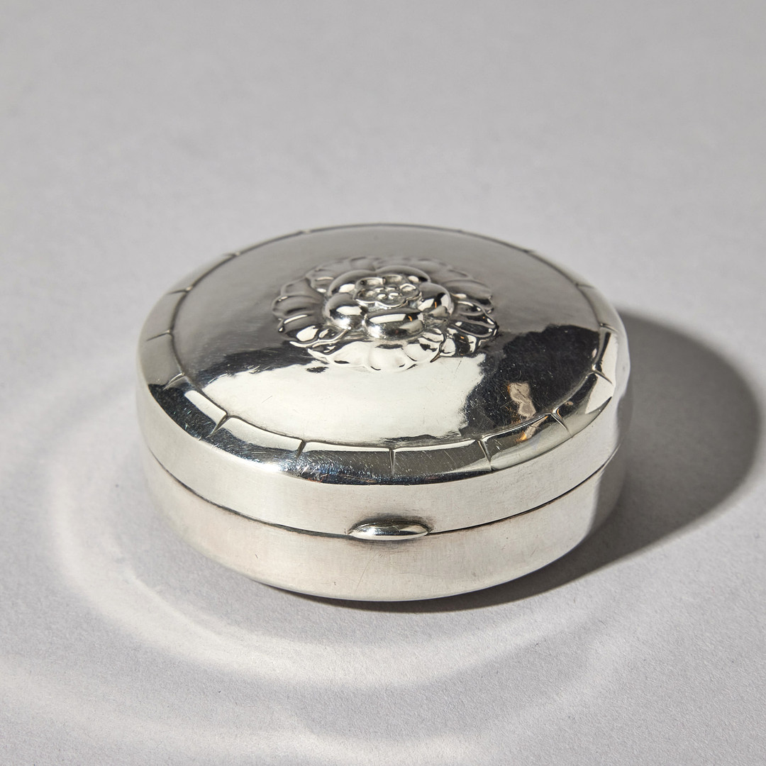 GEORG JENSEN. Pillerdosa, sterling silver, Köpenhamn 1900-tal. Modell nr 78 H.