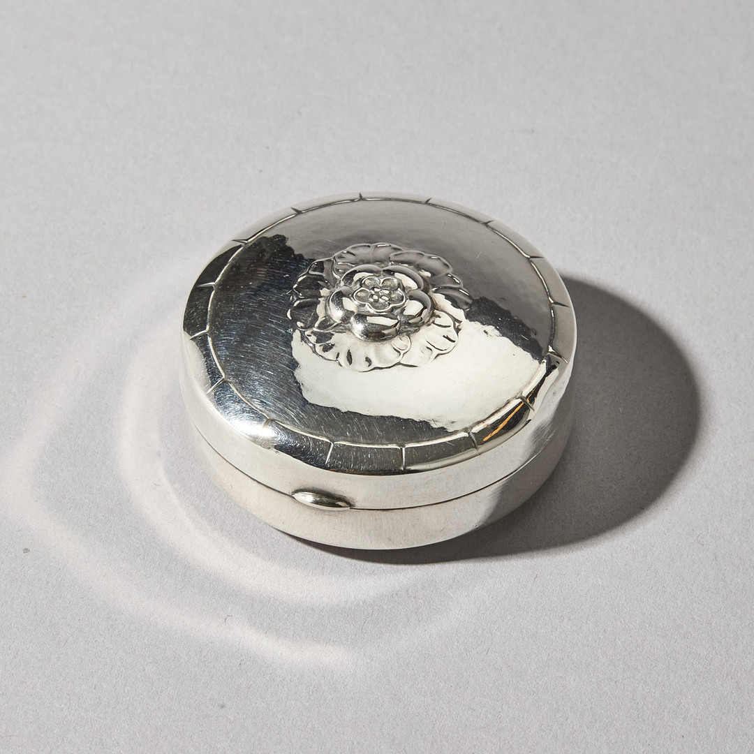 GEORG JENSEN. Pillerdosa, sterling silver, Köpenhamn 1900-tal. Modell nr 78 H.