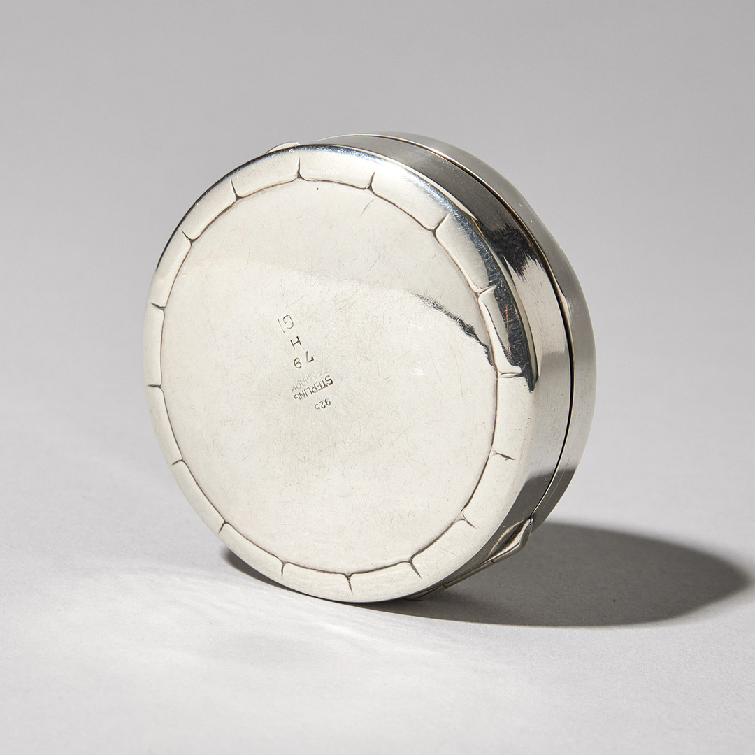 GEORG JENSEN. Pillerdosa, sterling silver, Köpenhamn 1900-tal. Modell nr 78 H.
