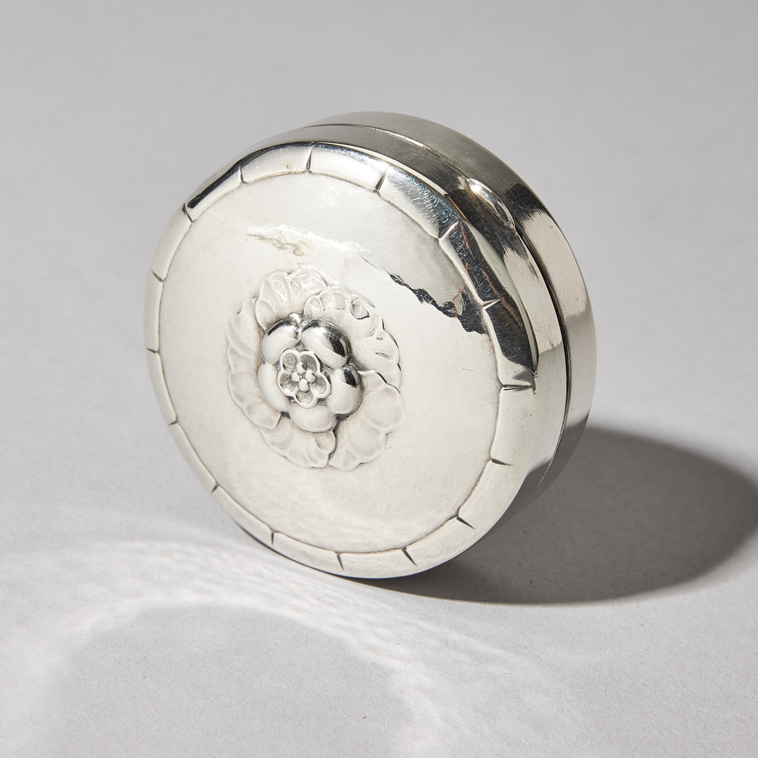 GEORG JENSEN. Pillerdosa, sterling silver, Köpenhamn 1900-tal. Modell nr 78 H.