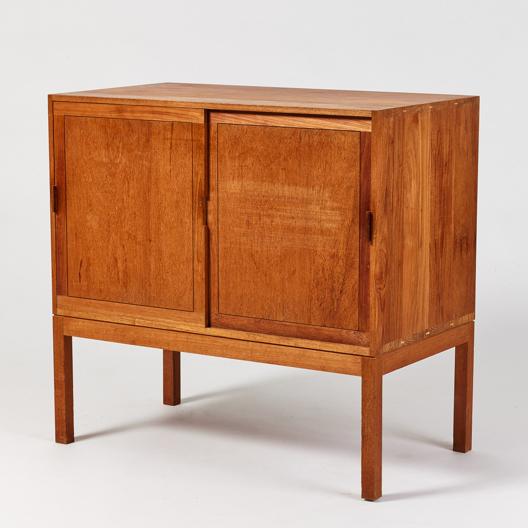 STIG LÖNNGREN. Skåp, två st., tillverkade under tiden vid Konstfack (1947-51), teak, en med åtta lådor, den andra med skjutdörrar, bakom dörrarna utdragbara hyllor.