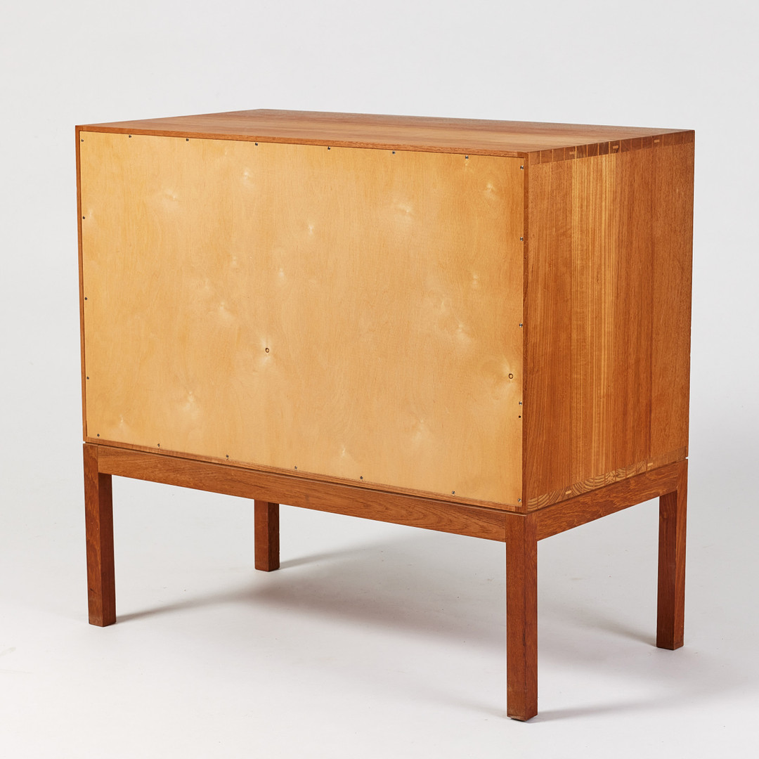 STIG LÖNNGREN. Skåp, två st., tillverkade under tiden vid Konstfack (1947-51), teak, en med åtta lådor, den andra med skjutdörrar, bakom dörrarna utdragbara hyllor.