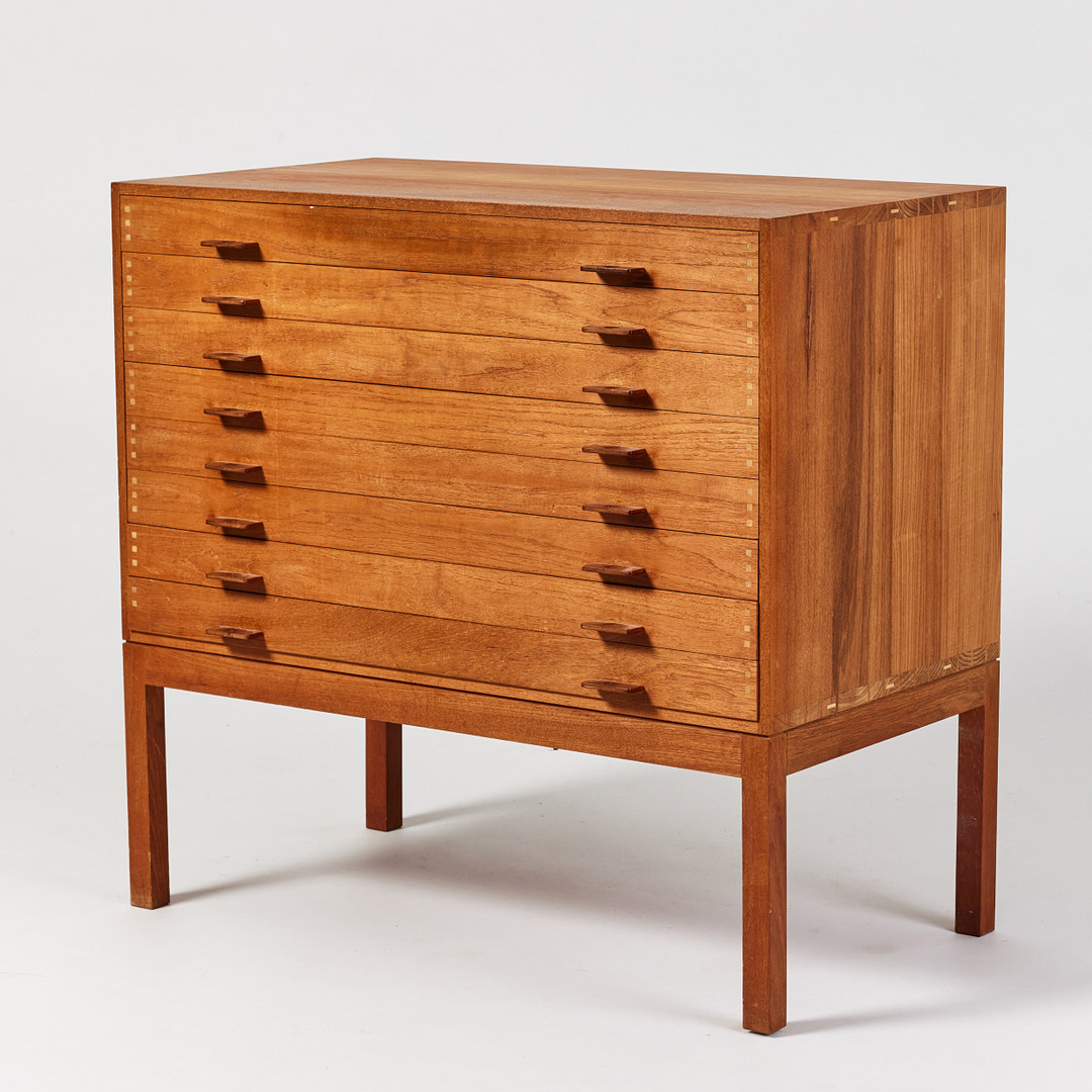 STIG LÖNNGREN. Skåp, två st., tillverkade under tiden vid Konstfack (1947-51), teak, en med åtta lådor, den andra med skjutdörrar, bakom dörrarna utdragbara hyllor.