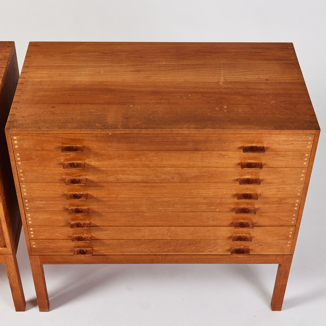 STIG LÖNNGREN. Skåp, två st., tillverkade under tiden vid Konstfack (1947-51), teak, en med åtta lådor, den andra med skjutdörrar, bakom dörrarna utdragbara hyllor.
