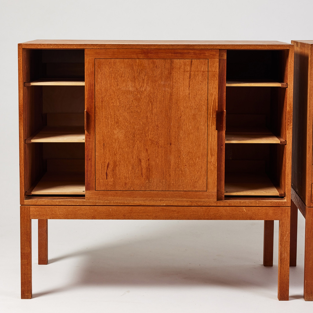 STIG LÖNNGREN. Skåp, två st., tillverkade under tiden vid Konstfack (1947-51), teak, en med åtta lådor, den andra med skjutdörrar, bakom dörrarna utdragbara hyllor.