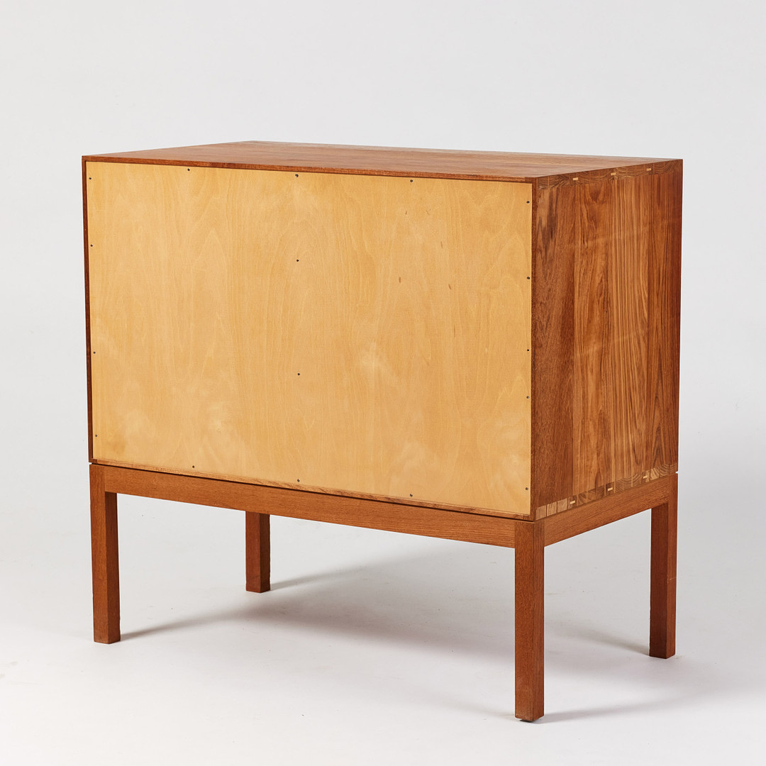 STIG LÖNNGREN. Skåp, två st., tillverkade under tiden vid Konstfack (1947-51), teak, en med åtta lådor, den andra med skjutdörrar, bakom dörrarna utdragbara hyllor.