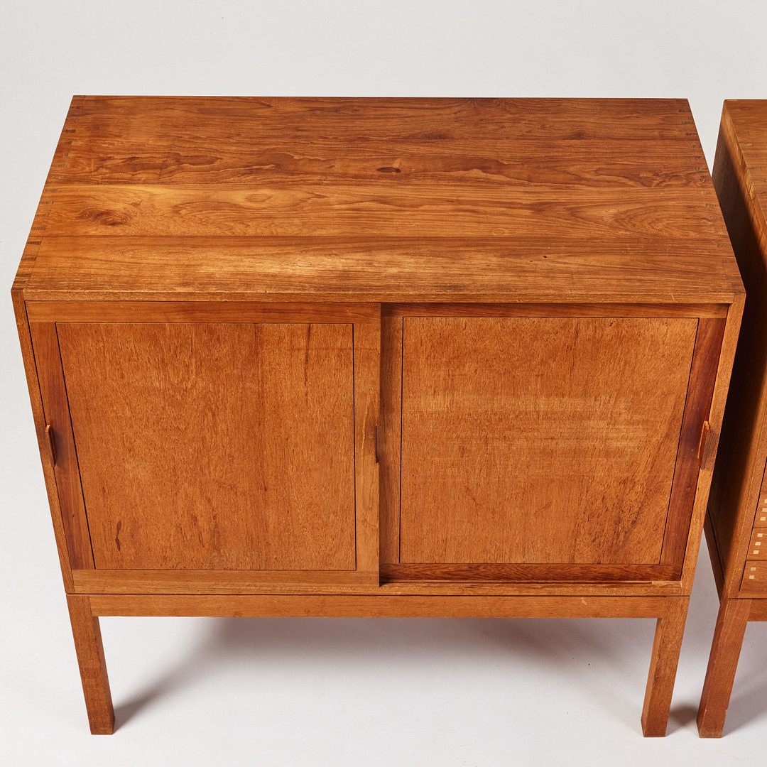 STIG LÖNNGREN. Skåp, två st., tillverkade under tiden vid Konstfack (1947-51), teak, en med åtta lådor, den andra med skjutdörrar, bakom dörrarna utdragbara hyllor.