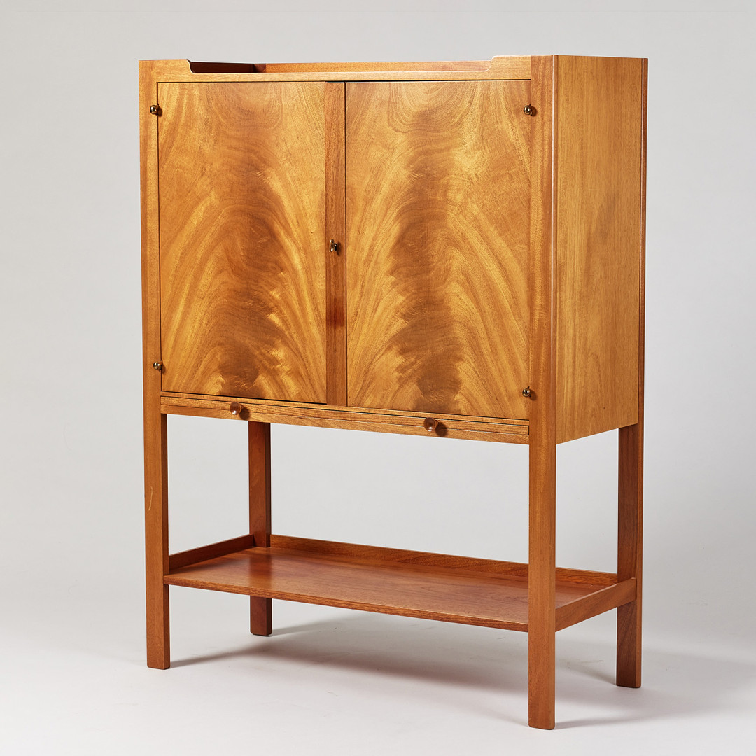 JOSEF FRANK. Skåp, Svenskt Tenn, modellnummer 2135, formgivet omkring 1950, mahogny.