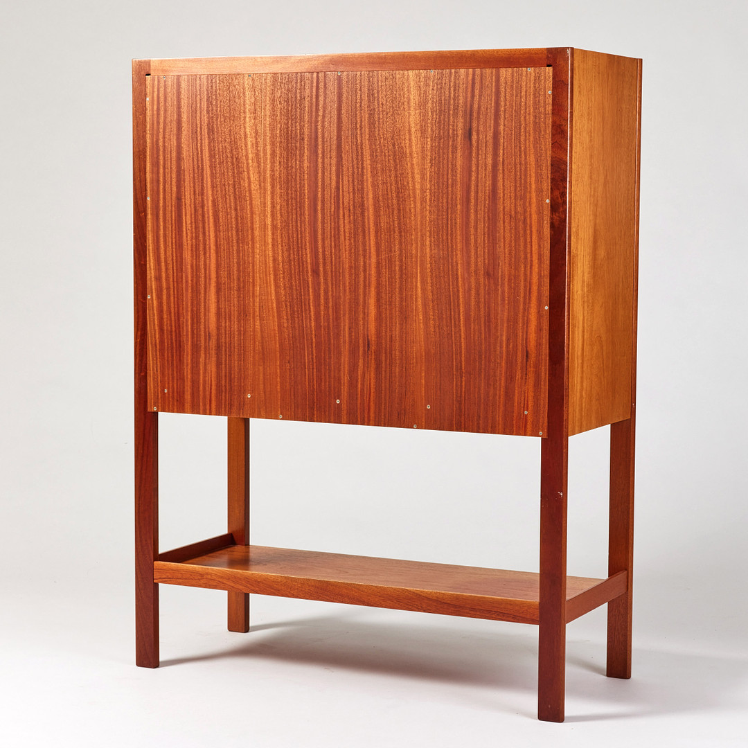 JOSEF FRANK. Skåp, Svenskt Tenn, modellnummer 2135, formgivet omkring 1950, mahogny.